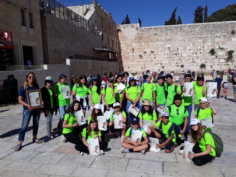 Seventh grade children from the city of Ma'ale Adumim On an experiential tour to celebrate the Bar / Bat Mitzvah year, the peak of which is the arrival at the Western Wall.